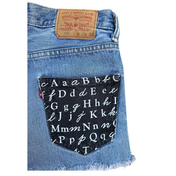 Levi’s 550 Printed Back Pockets Distressed Jean Denim Raw Fringe Shorts Size 29 - Picture 4 of 7